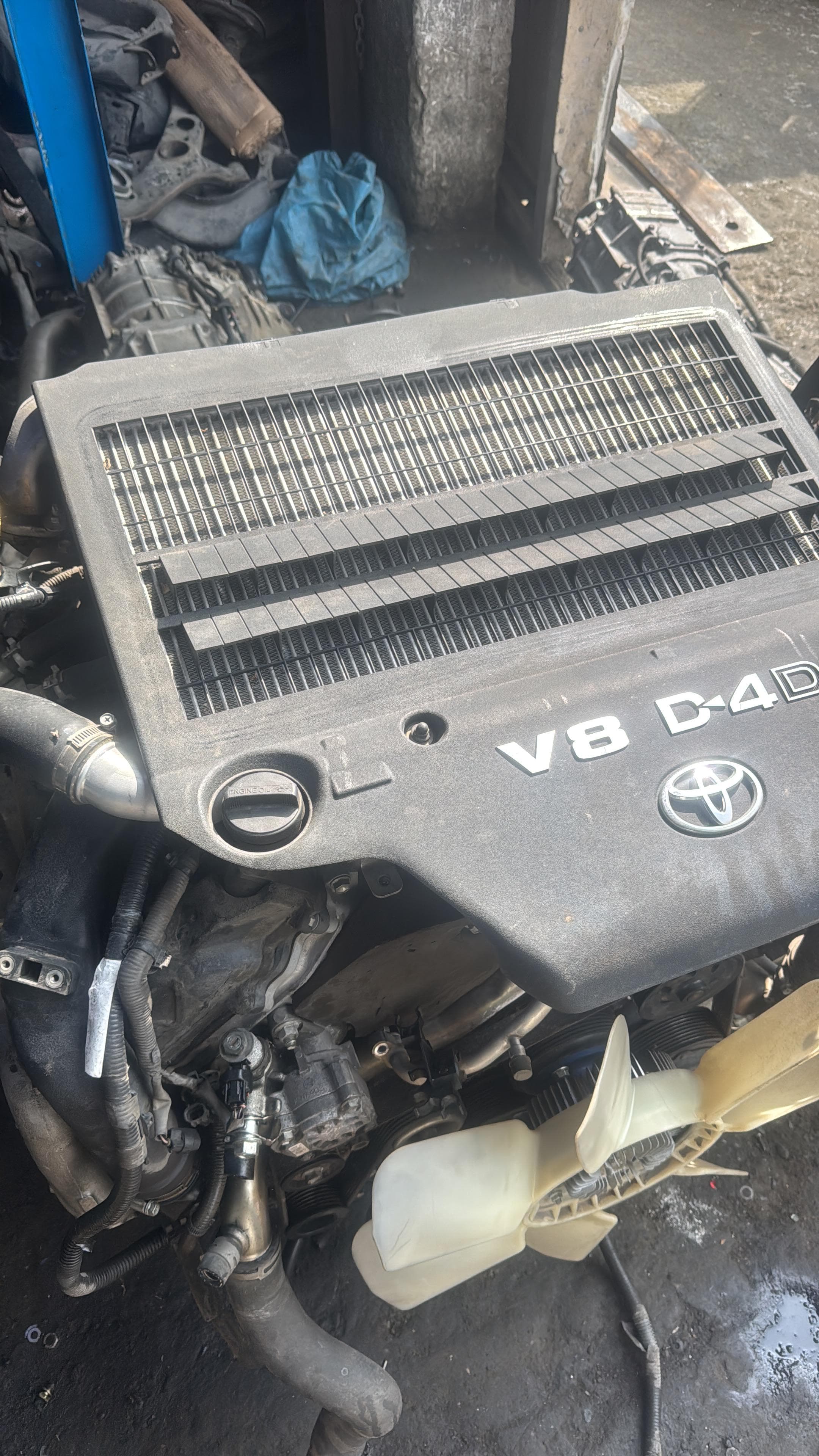 Front view of Toyota Land Cruiser 100 series 2UZ engine